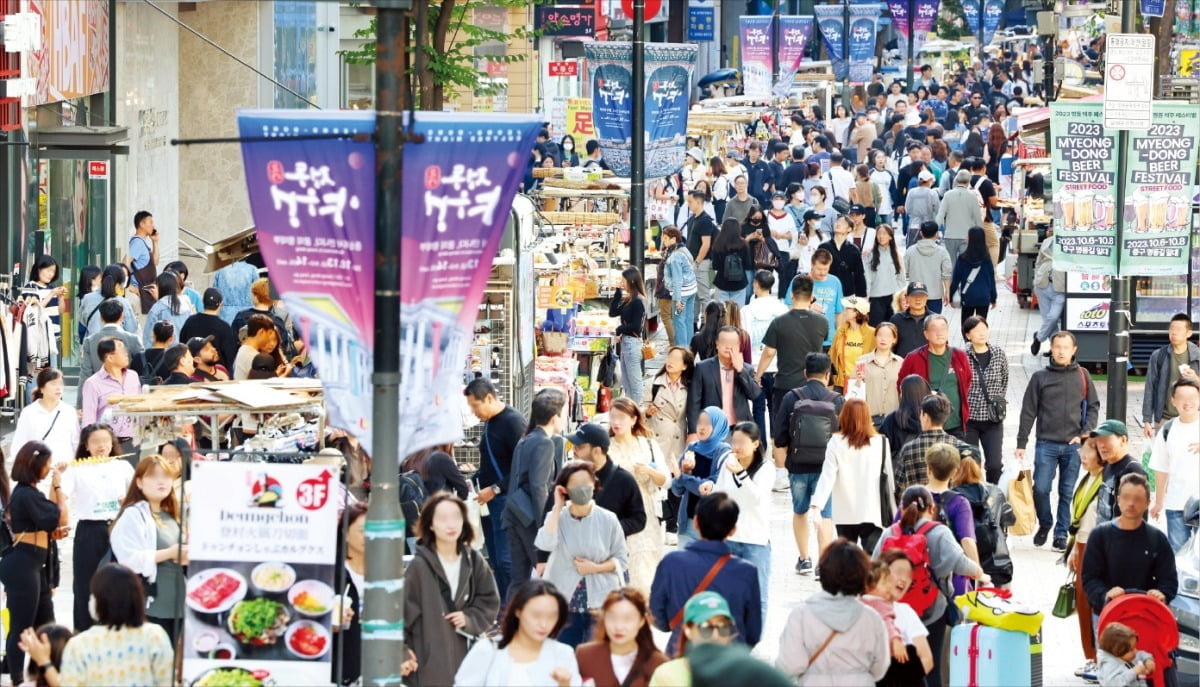 북적이는 명동거리 일대.  /최혁 기자