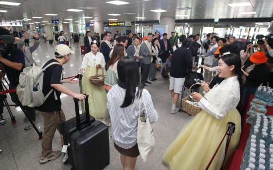 지난달 26일 제주국제공항 국제선 도착장에서 제주~상하이 직항노선을 타고 온 중국인 관광객(유커·游客)들을 환영하는 행사가 열리고 있다. 뉴스1