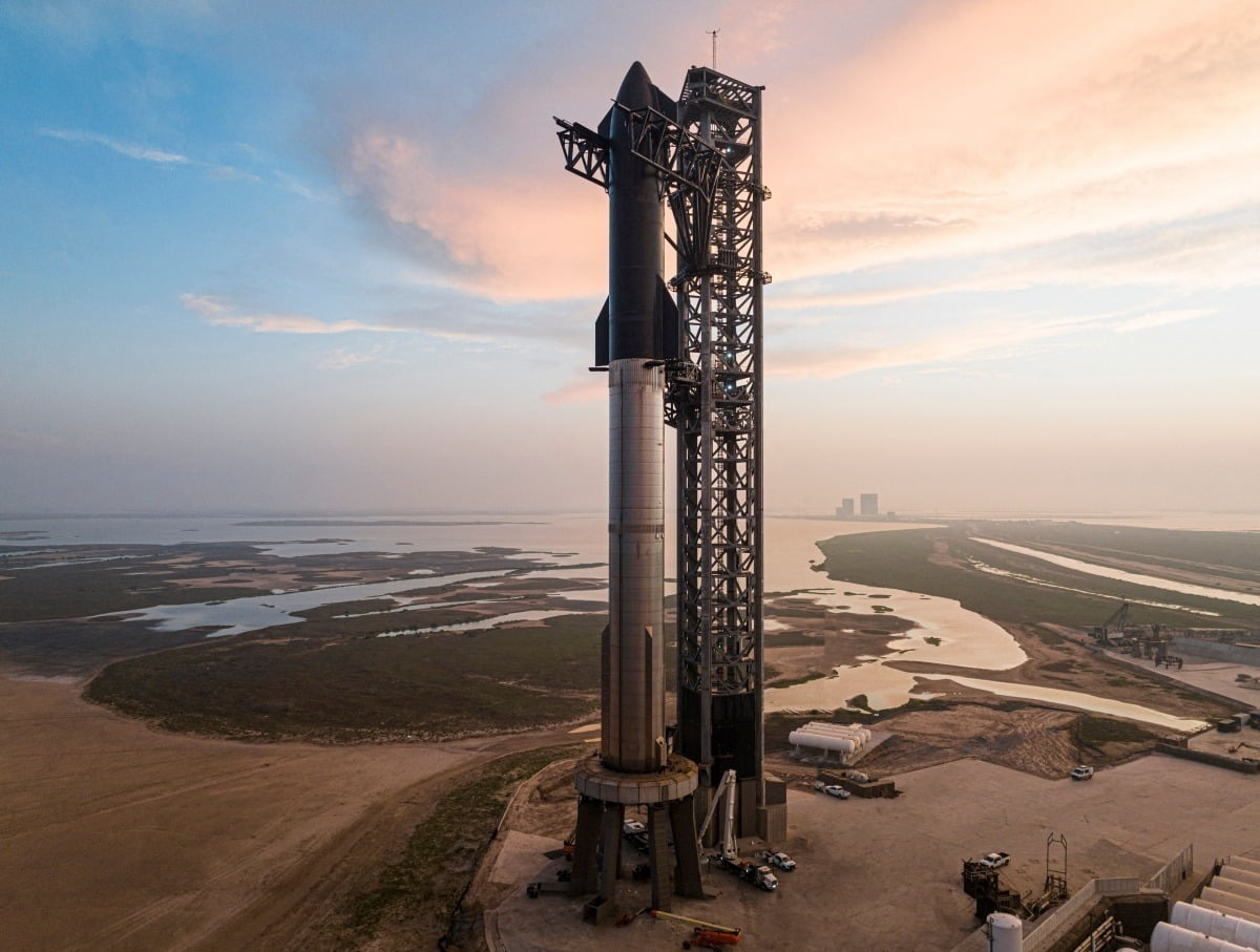 지난 4월 미국 텍사스주 보카치카에 있는 스페이스X의 로켓 발사장 스타베이스에서 슈퍼헤비 로켓과 결합한 스타십 우주선이 첫 시험 발사를 앞두고 있다. 스타십은 높이 120ｍ, 지름 9ｍ로 전 세계에서 가장 큰 로켓이다. /스페이스X
