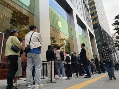 "전날밤 11시부터 기다려"…카지노 꽁 머니 개통 첫날, 매장 '북새통' [현장+]