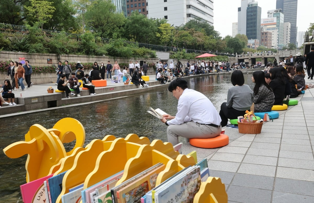 13일 서울 청계천에 마련된 책 읽는 야외도서관에서 시민들이 책을 읽으며 여유를 즐기고 있다.사진=최혁 기자