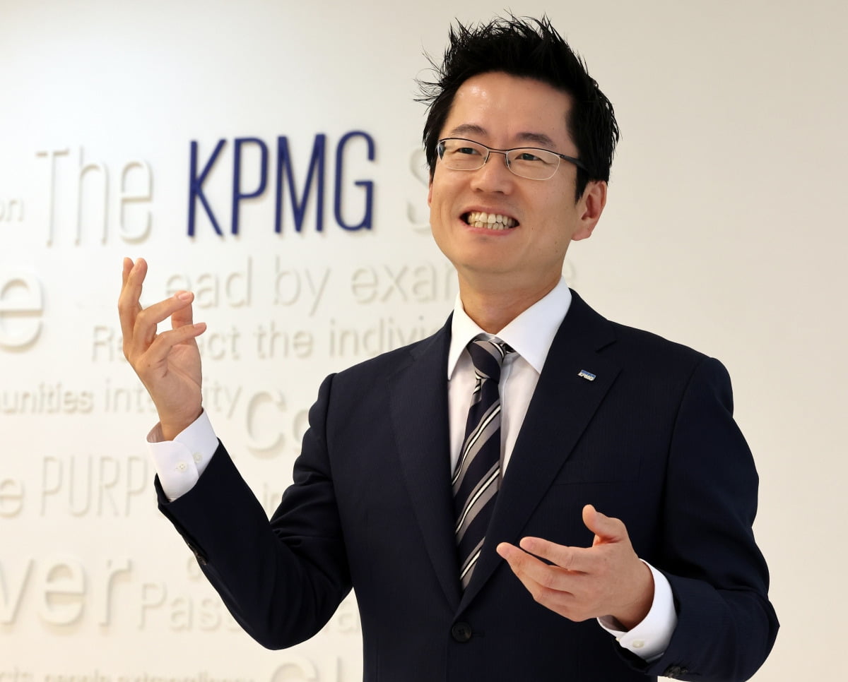 김이동 삼정KPMG 딜부문 신임 대표가 서울 역삼동 강남파이낸스센터에서 한국경제신문과 인터뷰 하고 있다.  /최혁 기자