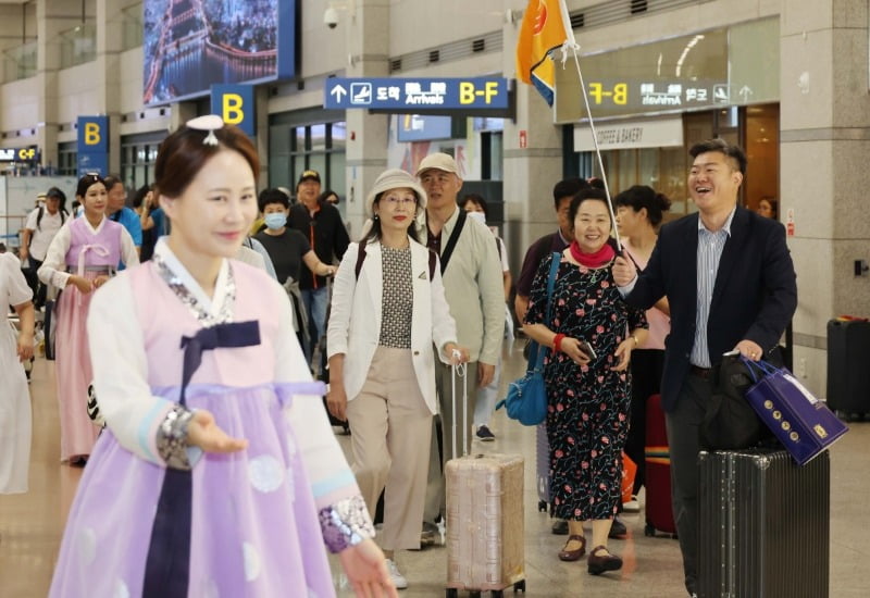 중국 정부가 한국행 단체관광을 허용한 직후인 지난 8월24일 오후 중국인 단체카지노 슬롯머신 게임들이 인천국제공항을 통해 입국하고 있다. 한국관광공사는 한중 수교 31주년을 기념해 이 단체여행을 기획했다./ 연합뉴스