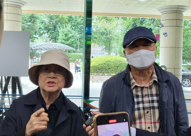 박수홍 어머니 지씨(왼쪽)와 아버지 박씨. /사진=연합뉴스