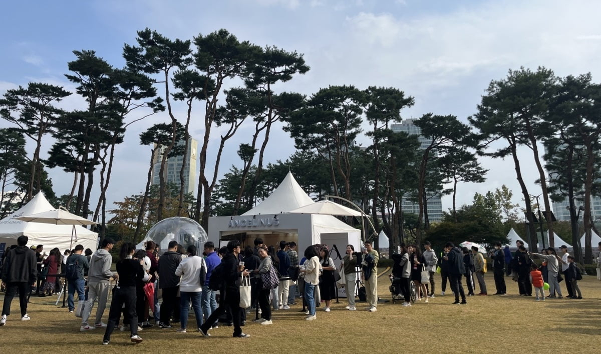 14일 오후 1시반, 서울 잠실 롯데월드타워 잔디광장. 커피 브랜드 '엔제리너스' 부스 앞에 시민들이 모여 각종 체험을 즐기고 있다.
