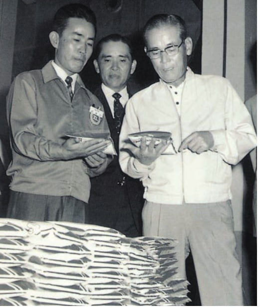 1971년 9월18일 제일제당 김포공장을 방문, 생산제품을 살펴보는 이병철 회장. 출처:호암자전