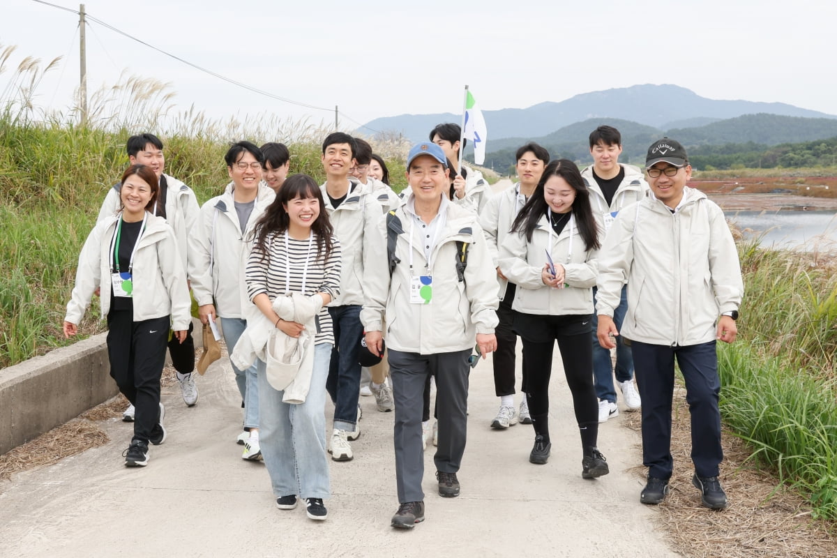 김윤 삼양홀딩스 회장이 임직원들과 고 김연수 선대 회장이 간척사업을 통해 축조한 전북 고창 해리염전 둘레길 트레킹을 하고 있다. 삼양그룹 제공 