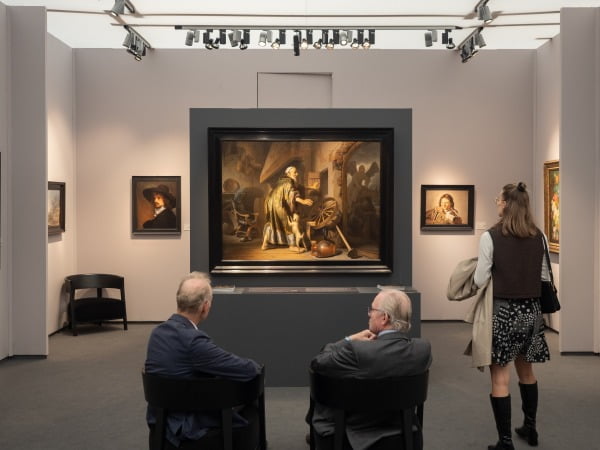 11~15일(현지시간) 영국 런던에서 열리는 '프리즈 마스터스'에서 관람객들이 렘브란트의 작품을 보고 있다. /프리즈 제공