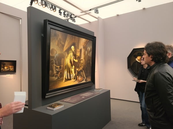 11~15일(현지시간) 영국 런던에서 열리는 '프리즈 마스터스'에서 관람객들이 렘브란트의 작품을 보고 있다. /이선아 기자