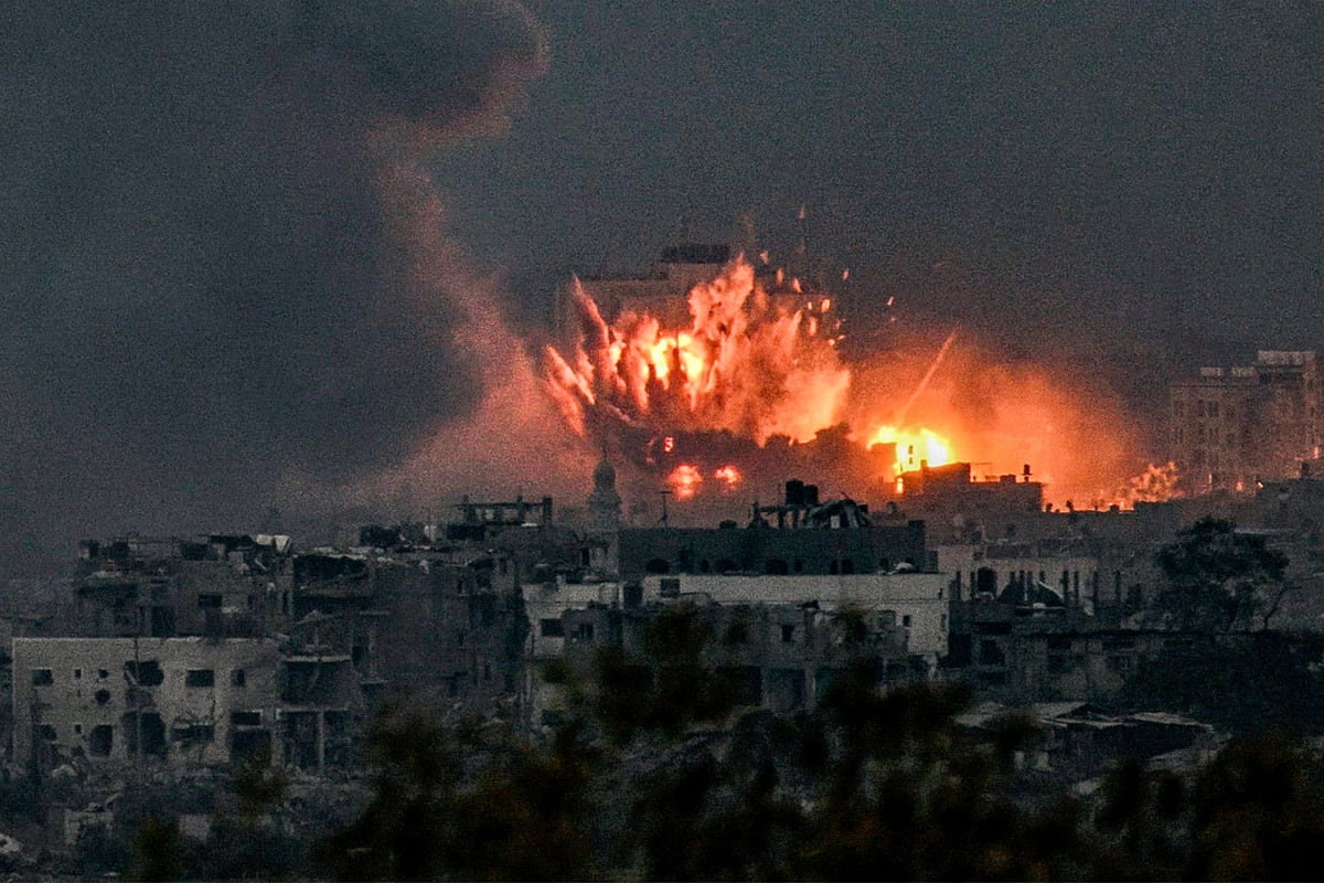 14일(현지시간) 이스라엘군의 공습을 받은 가자지구 북부에서 화염이 치솟고 있다.  /사진=AFP