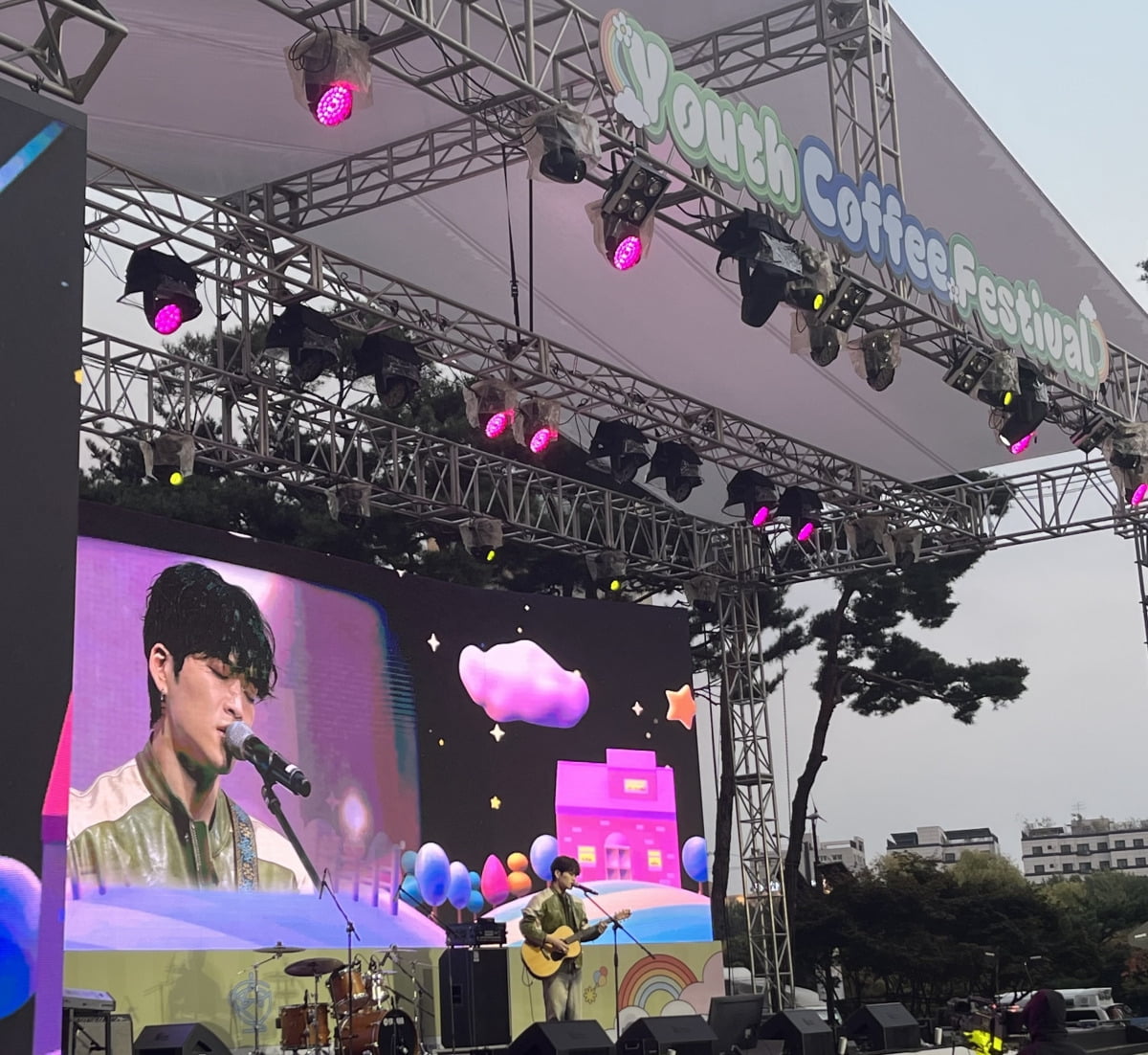 가수 주시크가 기타를 직접 연주하며 미발매곡 'Summer Night'를 부르고 있다.  /박시온 기자