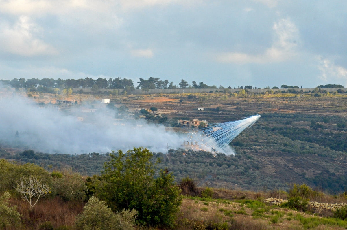 15일(현지시간) 레바논과 국경을 맞댄 이스라엘 북부 알 부스탄 마을에서 이스라엘 군이 포격을 가한 뒤 연기가 피어오르고 있다. 이스라엘방위군(IDF)에 따르면 레바논 국경에서 이스라엘 군인들에게 대전차 미사일이 날아왔고, 이스라엘 군은 헤즈볼라 군사 목표물에 반격했다. EPA
