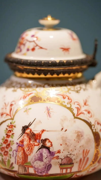1723년
법랑채묘금인물도호(琺瑯彩描金人物圖壺)
독일의 중국풍 도자기