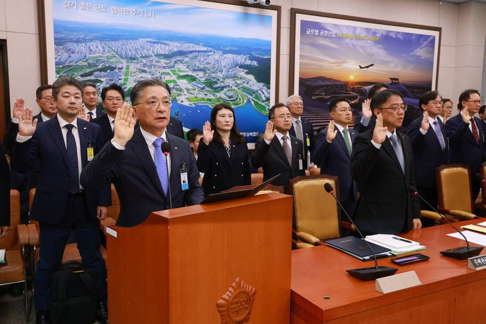 16일 국회 국토교통위원회의 한국토지주택공사(볼트 카지노) 국정감사에서 이한준 볼트 카지노 사장(왼쪽 맨 앞) 등 참석자들이 선서하고 있다. 연합뉴스 