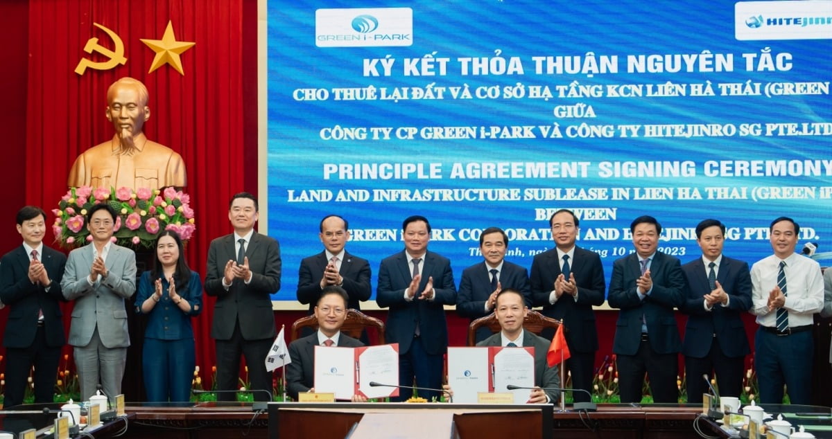 하이트진로가 지난 13일 베트남 타이빈성에서 김인규 사장(뒷줄 왼쪽 네번째)와 베트남 주요 인사들이 참석한 가운데 그린아이파크 산업단지 사업자와 전대차계약을 체결했다./ 하이트진로 제공