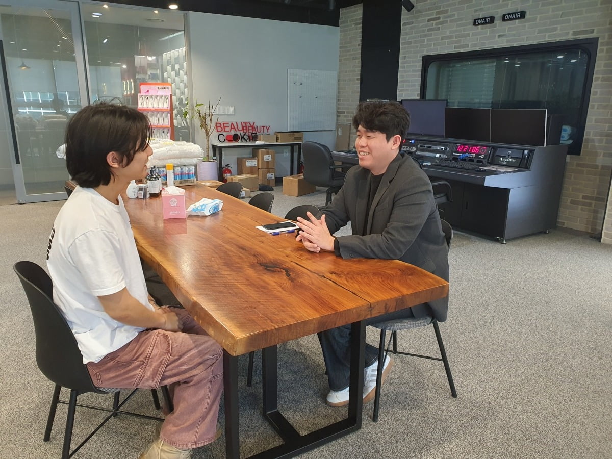 김태영 마케팅팀 과장(오른쪽)과 사원이 아이디어를 논의하고 있다. 윤현주 기자