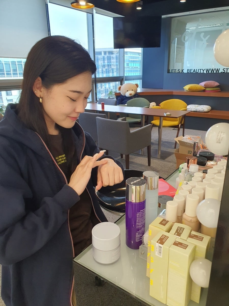 나무나(몽골) 전략마케팅팀 직원이 스킨케어 테스트를 하고 있다. 윤현주 기자