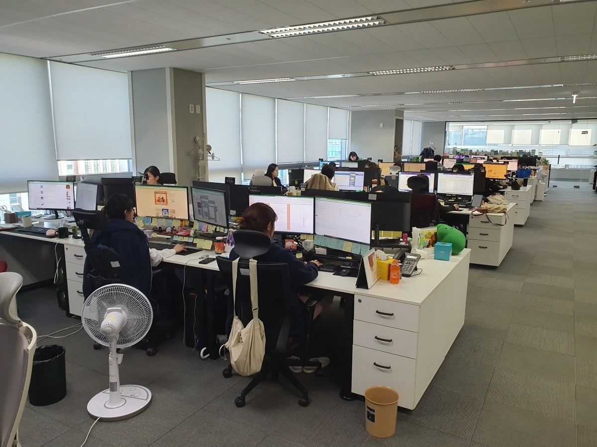 마케팅본부 등 직원들이 마케팅 전략을 점검하고 있다. 윤현주 기자