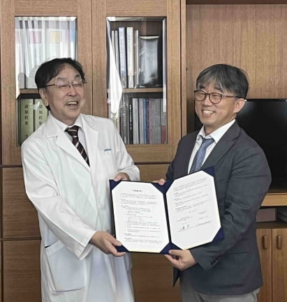 오쓰 아쓰시 일본 NCCHE 원장(왼쪽)과 박웅양 지니너스 대표. 사진 제공=지니너스