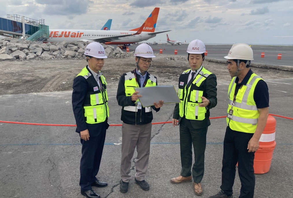 윤형중 한국공항공사 사장(왼쪽 세번째)이 제주국제공항 계류장 공사현장을 점검하고 있다. 한국공항공사 제공