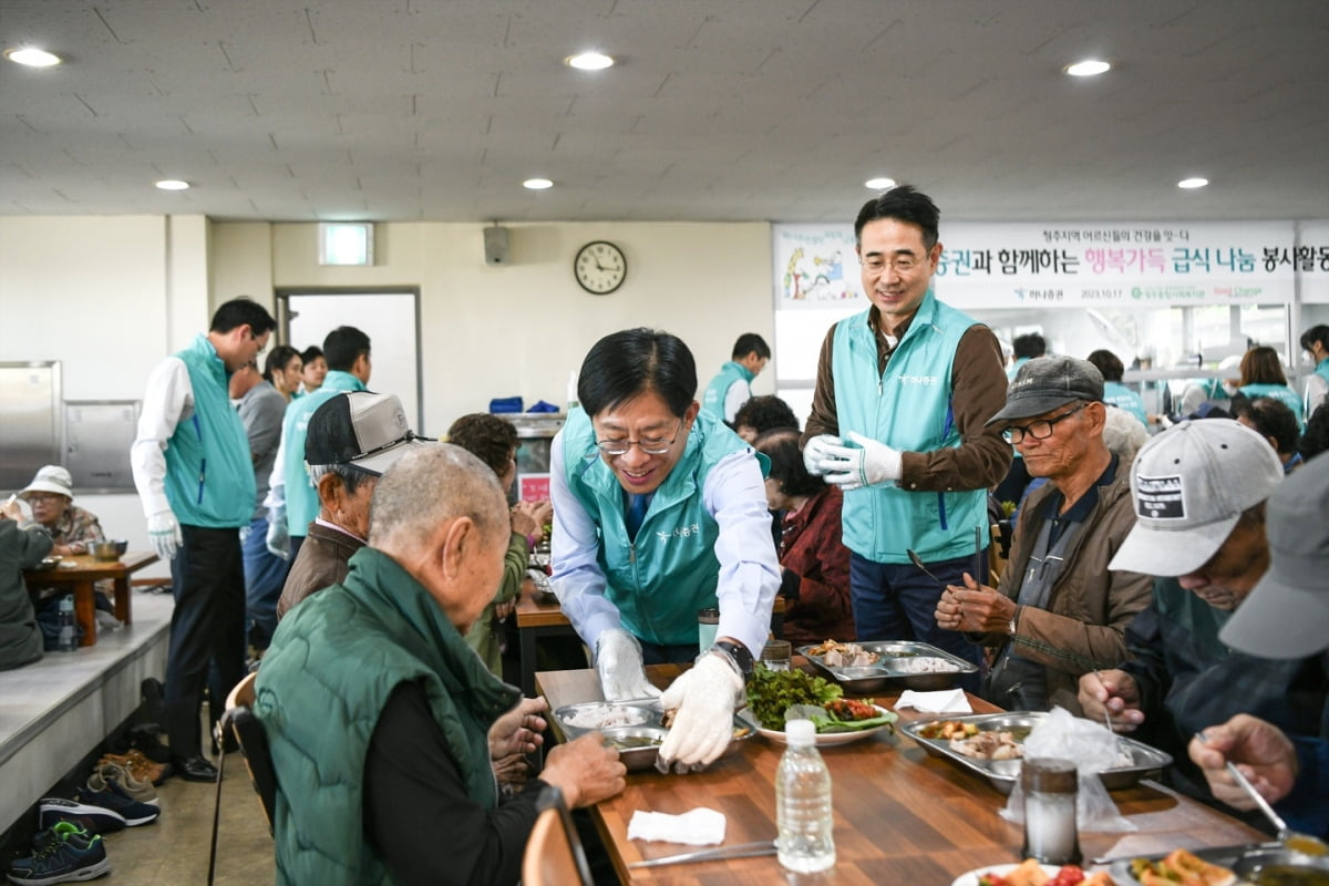 강성묵 꽁 머니 카지노 대표가 청주 종합사회복지관에서 취약계층 노인에게 식사 대접을 하고 있다.  /사진=꽁 머니 카지노