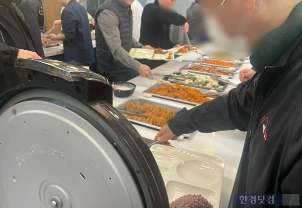 한 한식뷔페에서 직장인들이 음식을 담고 있는 모습. /사진=김세린 기자