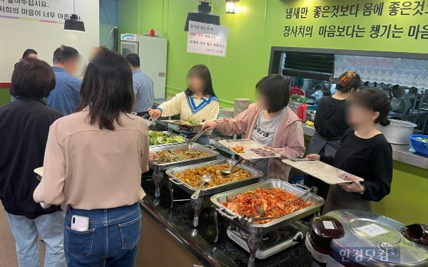 한 한식뷔페에서 사람들이 음식을 골라 담고 있는 모습. /사진=김세린 기자