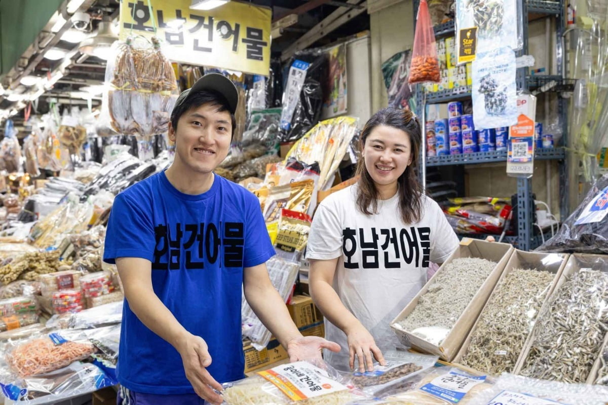 서울 성산동 마포농수산물카지노리거에서 '호남건어물'을 운영하고 있는 신용현(왼쪽), 이문영 대표./ 쿠팡 제공