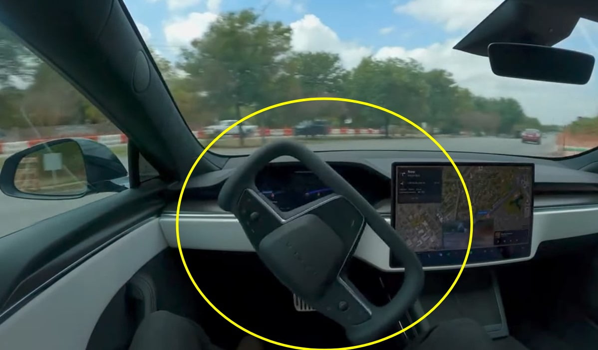 테슬라가 지난 18일 X에 공개한 FSD 데모 버전의 시연 모습. 모델S 운전자가 운전대에서 두 손을 뗀 채 자율주행으로 미국 텍사스주 오스틴 시내를 달리고 있다. /테슬라 X