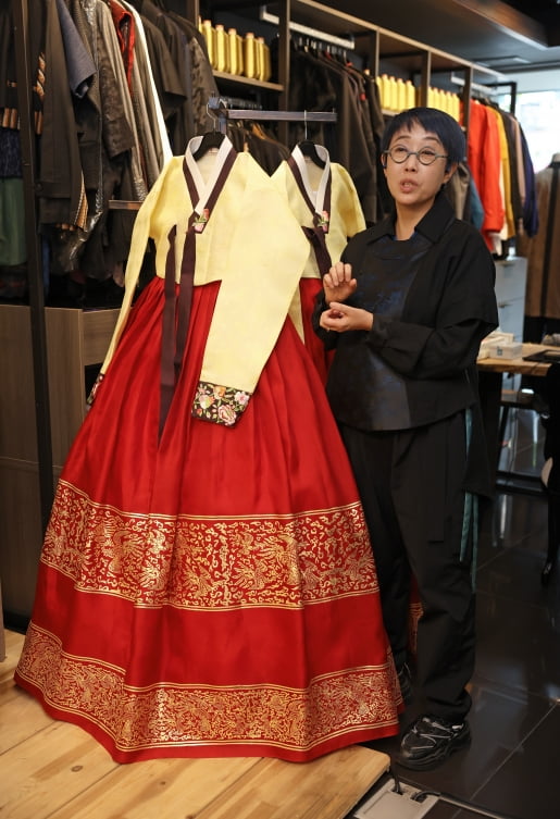 김지원 모리노리 대표가 서울 종로구 매장에서 전통 공연 의상으로 제작한 한복에 대해 설명하고 있다./이솔 기자