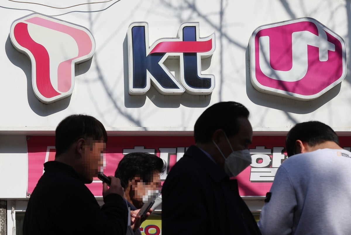 서울 시내 휴대전화 판매점 앞을 시민들이 지나가고 있다. 사진=연합뉴스