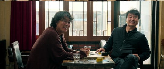 오는 27일 넷플릭스에 공개되는 다큐멘터리 영화 '노란문 : 세기말 시네필 다이어리'의 한 장면. 넷플릭스 제공