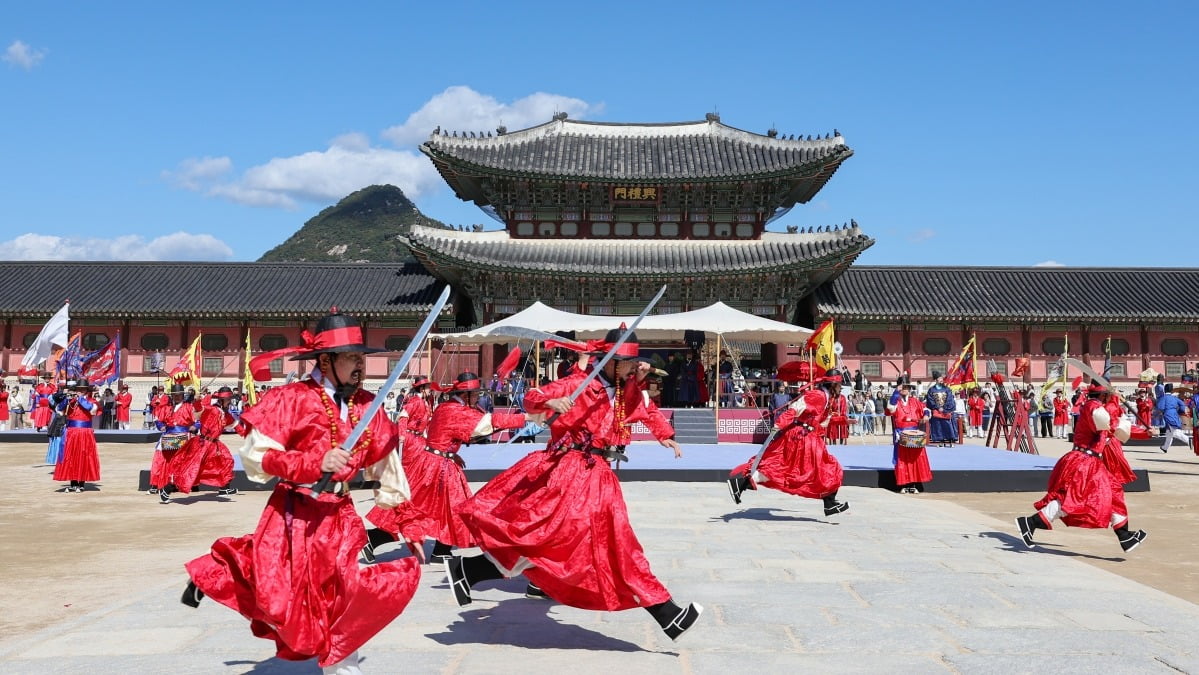 20일 오전 서울 경복궁 흥례문 앞에서 열린 2023 궁궐 호위군 사열의식 '첩종' 재연 행사가 열리고 있다./사진=최혁 기자