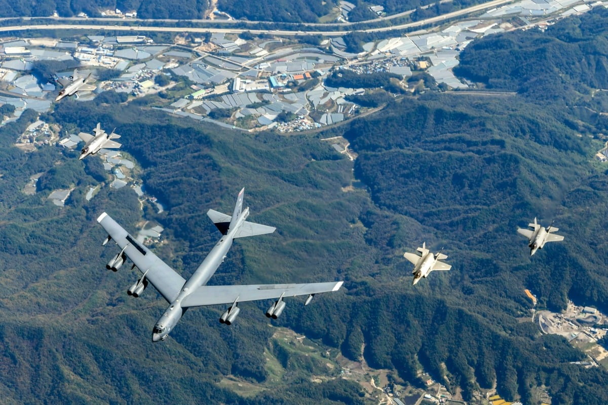 핵무장이 가능한 미국 공군 전략폭격기 B-52가 17일 한반도 상공메이저사이트 대한민국 공군 F-35A 전투기의 호위를 받으며 한·미 연합공중훈련을 하고 있다.
/공군 제공