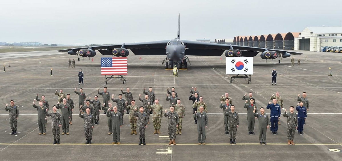 공군 청주기지에 착륙한 미국 전략자산 B-52 스트래토포트리스를 배경으로 19일 김승겸 합동함모의장 등이 한미 작전요원들과 기념촬영을 하고 있다.
/합참 제공