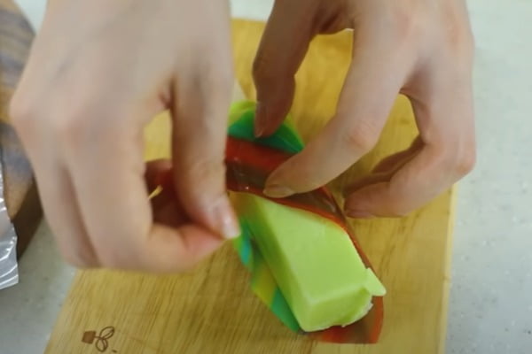 한 인기 먹방 유튜버가 올린 '롤업젤리 아이스크림' 만드는 법 및 먹방 영상의 일부. /사진=유튜브 채널 '설기양SULGI' 캡처