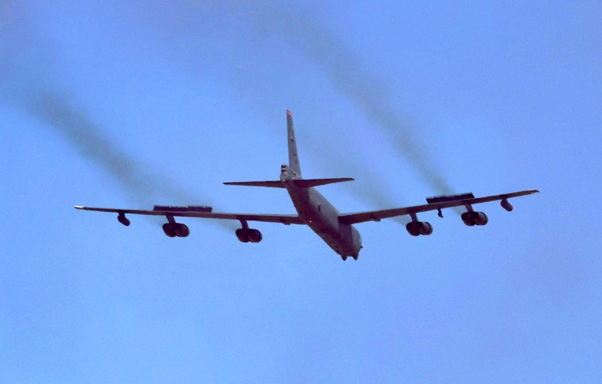 미국 공군 전략폭격기 B-52가 17일 서울공항메이저사이트 열린 '서울 ADEX 2023' 개막식에서 상공을 비행하고 있다./김범준 기자