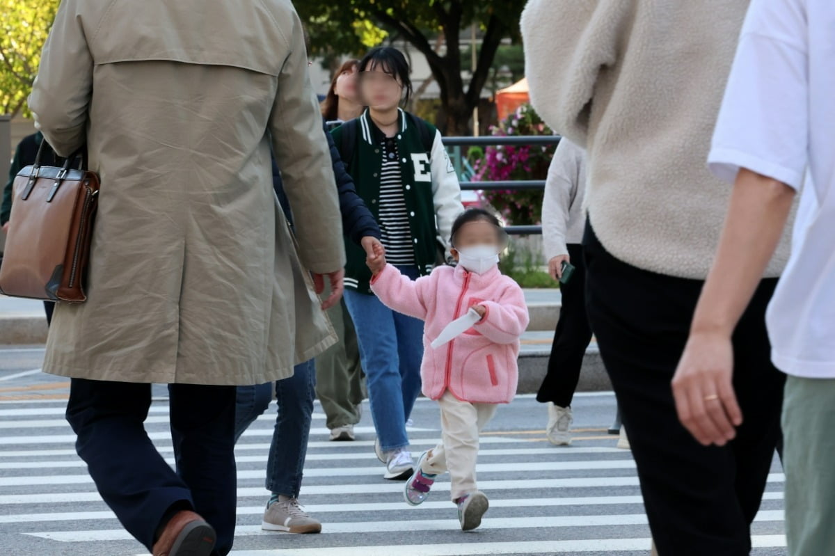 서울 아침 최저기온이 10도까지 내려간 20일 오후 서울 광화문 일대에서 한 어린이가 두꺼운 옷을 입고 뛰어가고 있다./사진=최혁 기자