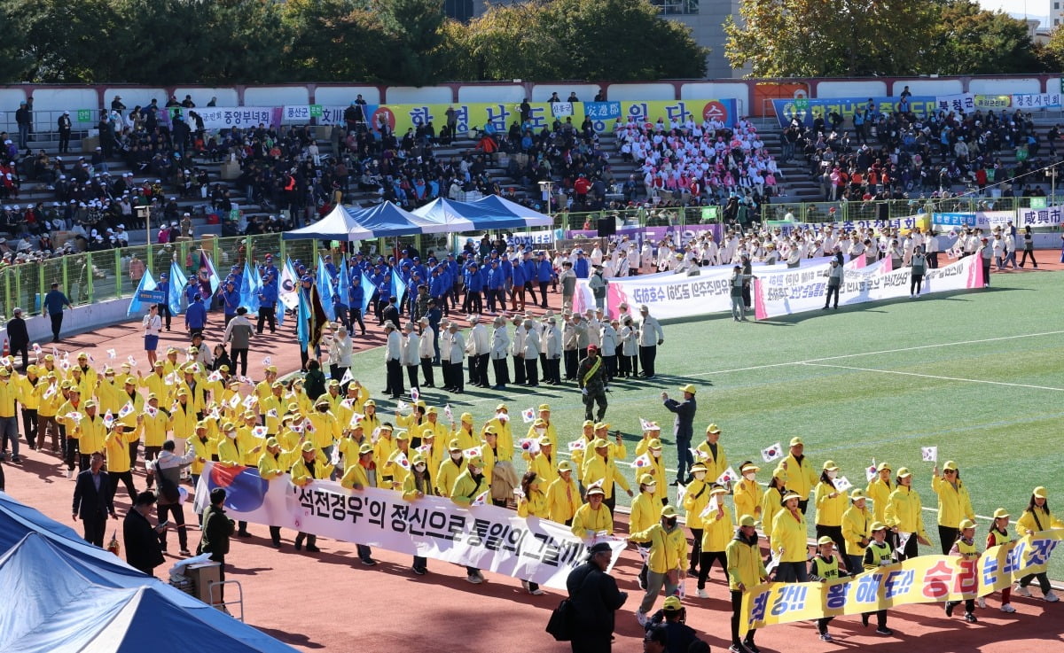 22일 서울 용산 효창운동장에서 열린 제41회 대통령기 이북도민 체육대회 개회식에서 선수단이 입장하고 있다.사진= 최혁 기자