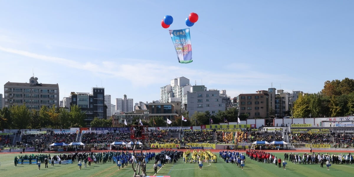 22일 서울 용산 효창운동장에서 열린 제41회 대통령기 이북도민 체육대회 개회식이 열리고 있다./사진=최혁 기자