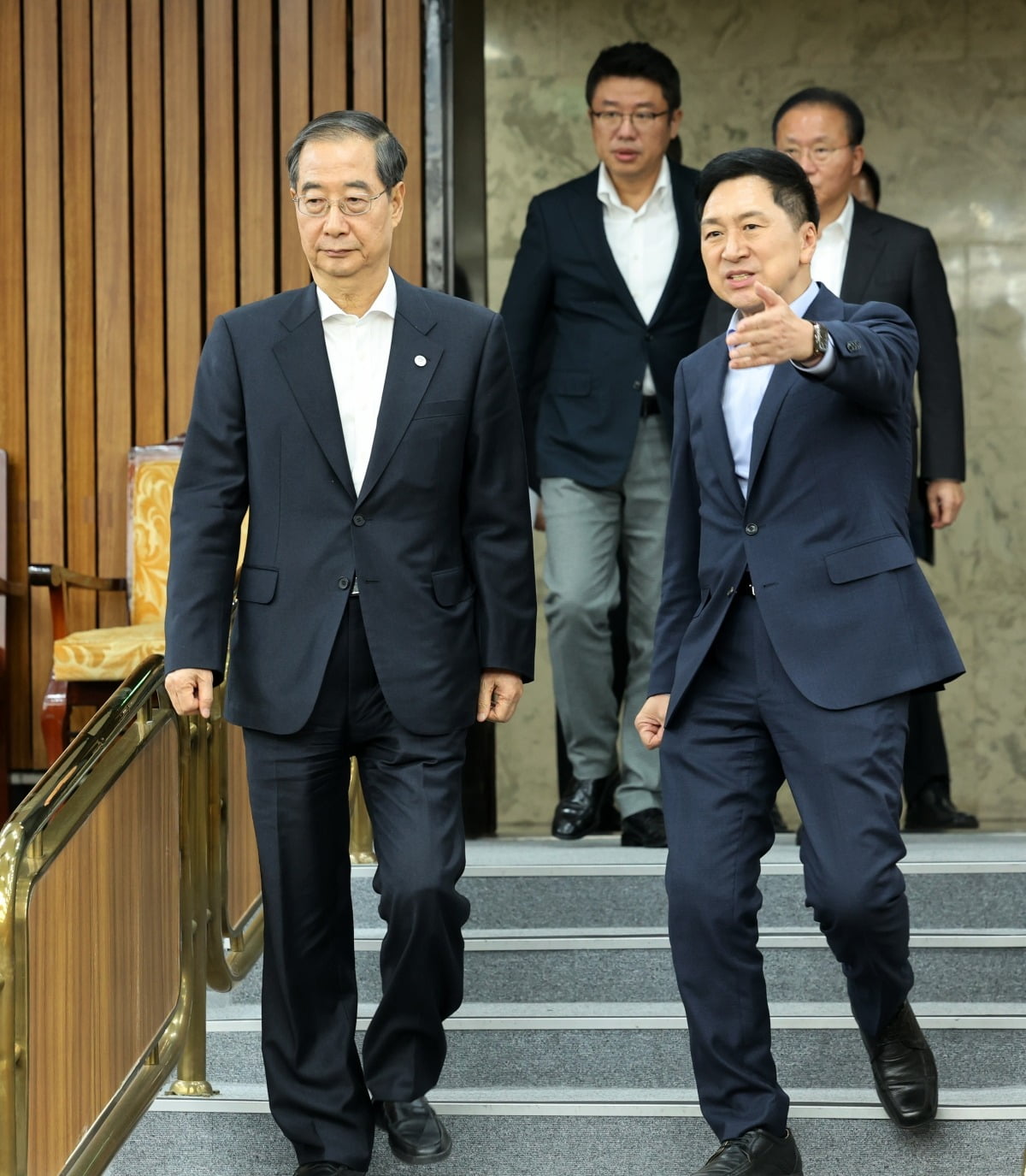 22일 국회에서 열린 고위당정협의회에서 한덕수 국무총리, 김기현 국민의힘 대표를 비롯한 참석자들이 이동하고 있다.사진=최혁 기자