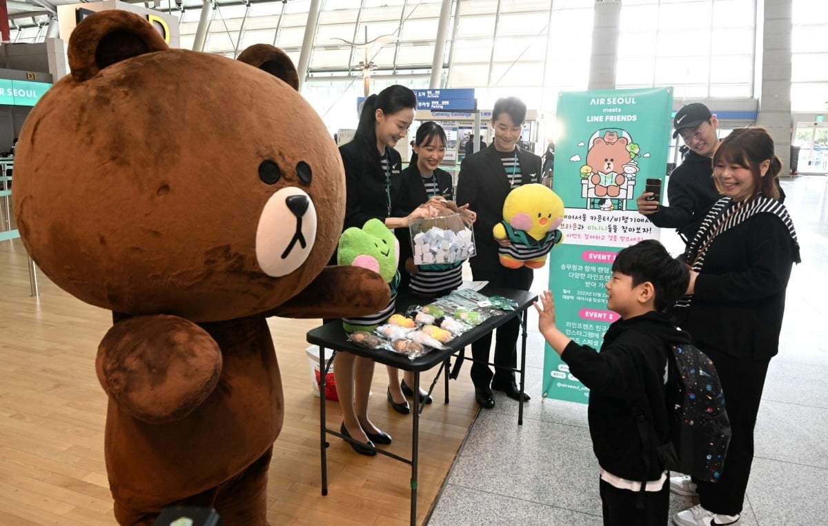 에어서울 직원들이 23일 오전 인천국제공항 제1터미널에서 IPX(구 라인프렌즈)와 협업 오프닝 행사를 열고 캐릭터 굿즈 경품 이벤트를 하고 있다.사진=최혁 기자