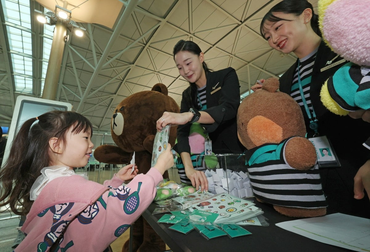 에어서울 직원들이 23일 오전 인천국제공항 제1터미널에서 IPX(구 라인프렌즈)와 협업 오프닝 행사를 열고 캐릭터 굿즈 경품 이벤트를 하고 있다.사진=최혁 기자