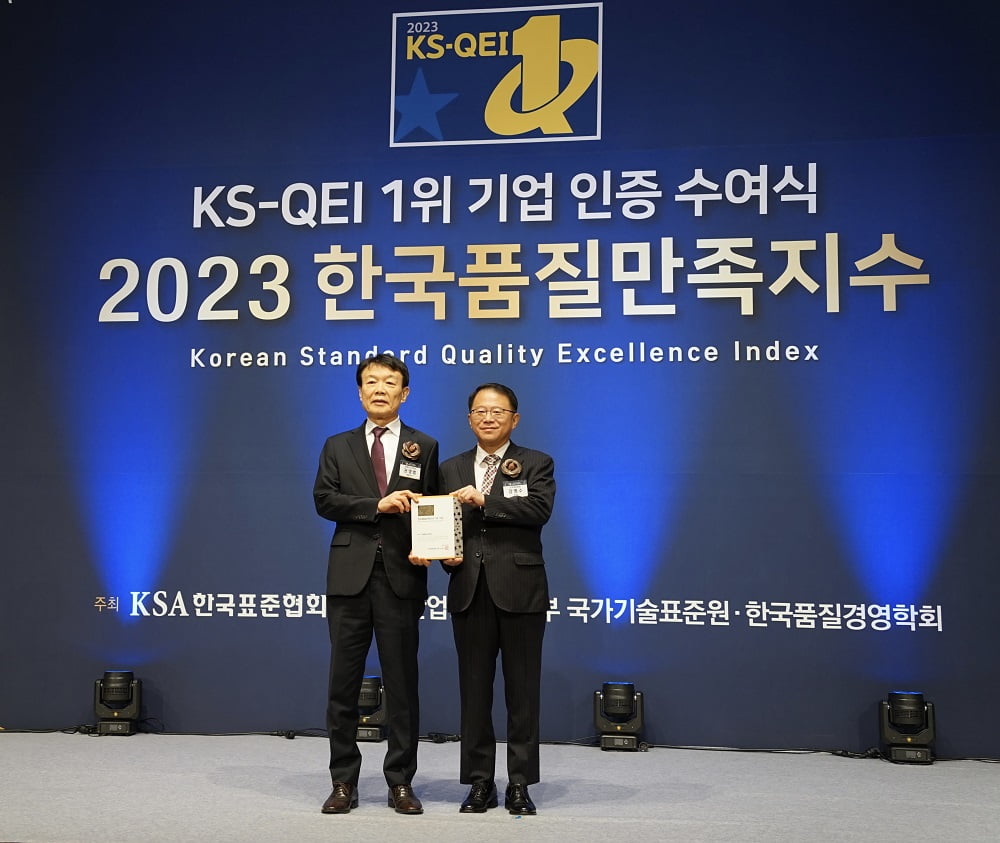 권영범 영림원소프트랩 대표(왼쪽)가 한국품질만족지수 1위를 수상하고 있다. 영림원소프트랩 제공