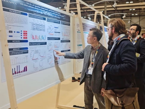 테라펙스 이구 대표(왼쪽)가 지난 23일(현지시간) 스페인 마드리드에서 열린 유럽종양학회에서 비소세포폐암 표적항암제 'TRX-221'의 전임상 후속 연구 결과를 포스터 발표했다.