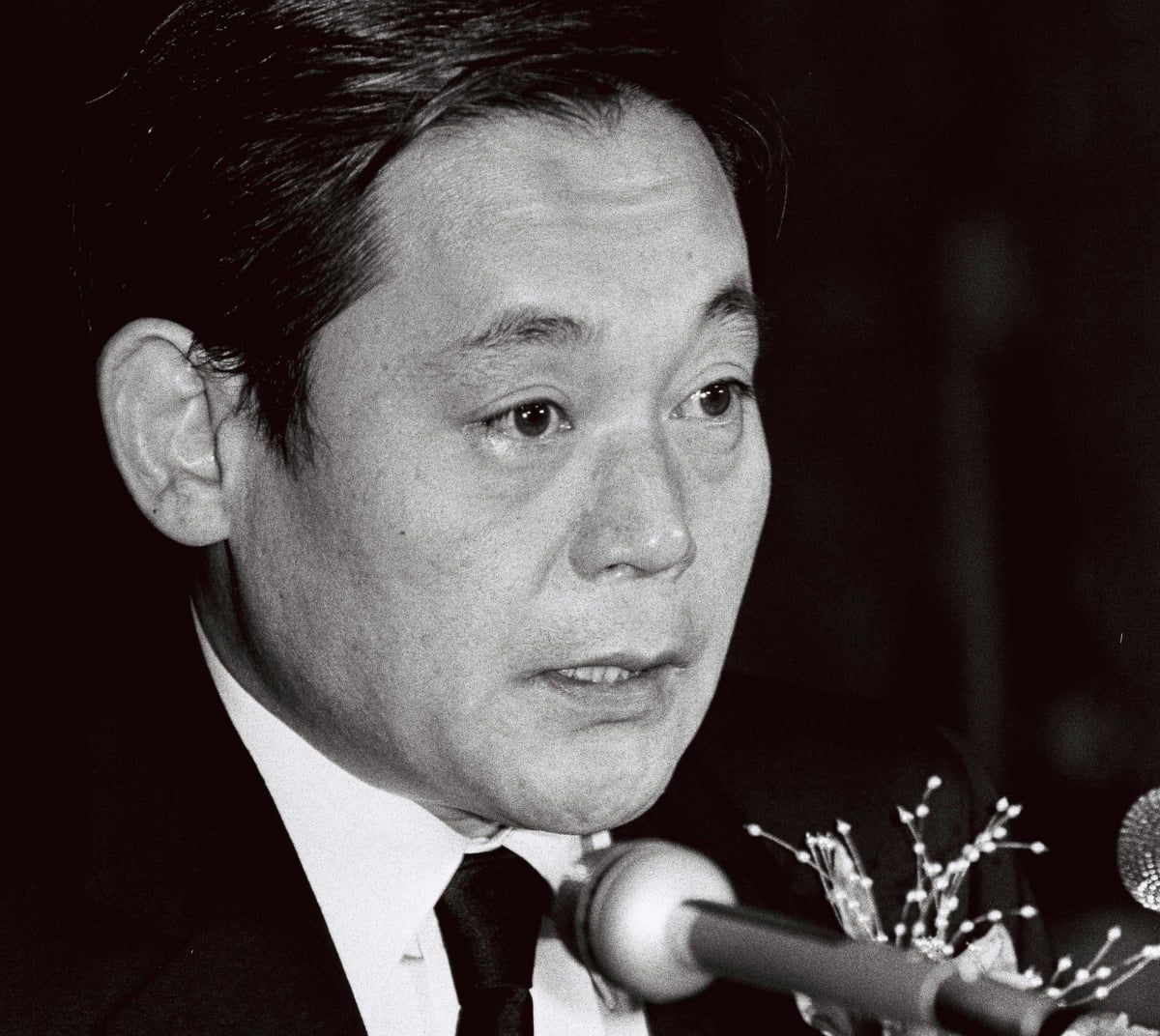  이건희 삼성 회장이 1987년 12월1일 취임식에서 눈물을 글썽이며 취임사를 하고 있다./한경디지털자산