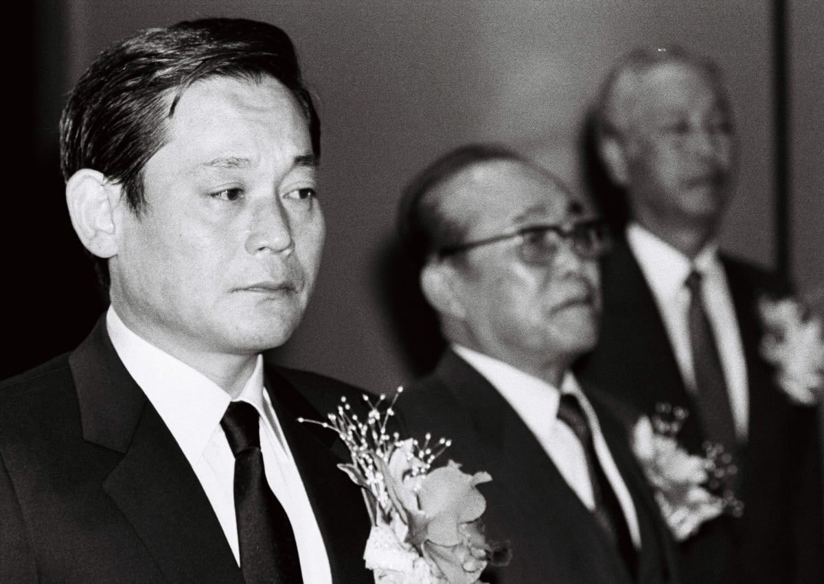 이건희 삼성 회장이 1987년 12월1일 취임식에서 눈물을 글썽이고 있다. /한경디지털자산