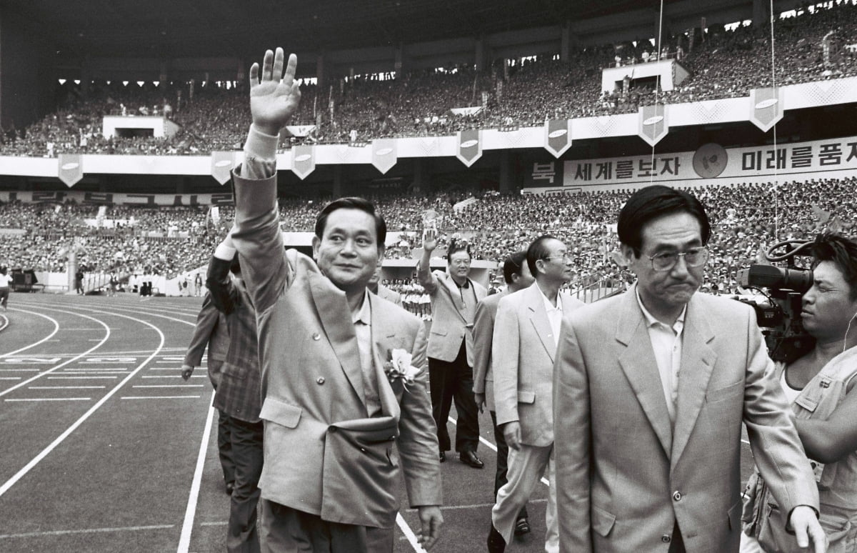 이건희 삼성 회장(왼쪽)이 19894년 9월9일 서울 잠실운동장에서 열린 삼성가족 한마음 체육대회에서 삼성가족에게 손을 들어 인사하고 있다./한경디지털자산