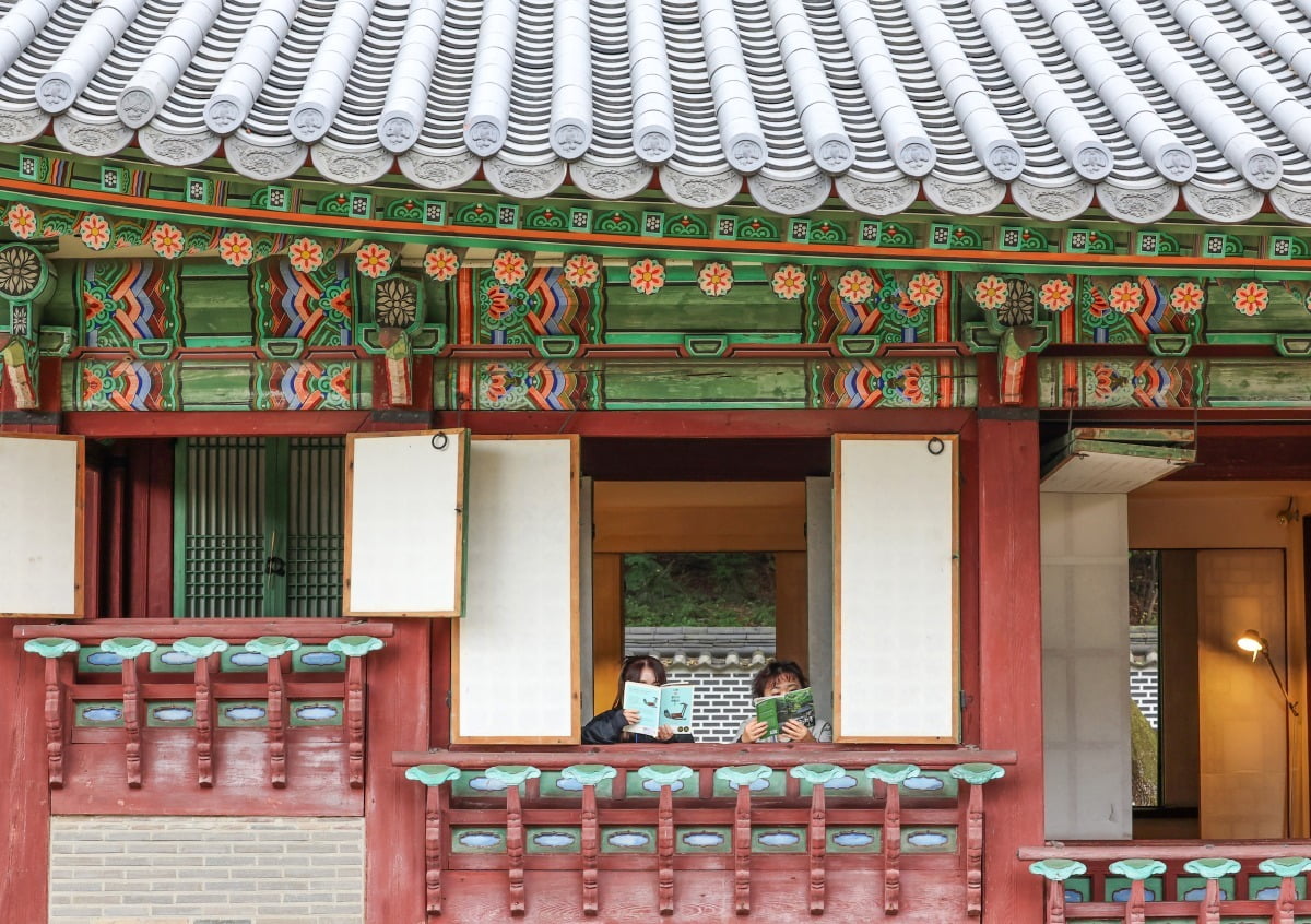 24일 오후 서울 와룡동 창덕궁에서 열린 '창덕궁 깊이보기, 왕의 서재 서향각' 행사에서 참가자들이 독서를 하고 있다./최혁 기자