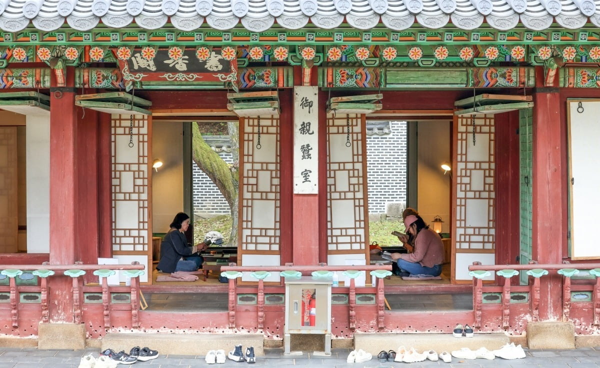 24일 오후 서울 와룡동 창덕궁에서 열린 '창덕궁 깊이보기, 왕의 서재 서향각' 행사에서 참가자들이 독서를 하고 있다./최혁 기자